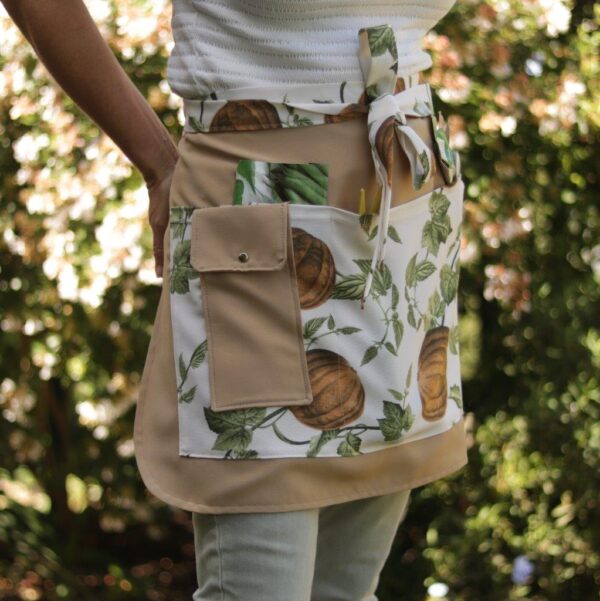 GGW Gardening Apron in Beige with three big pockets and one smaller pocket for cell phones.