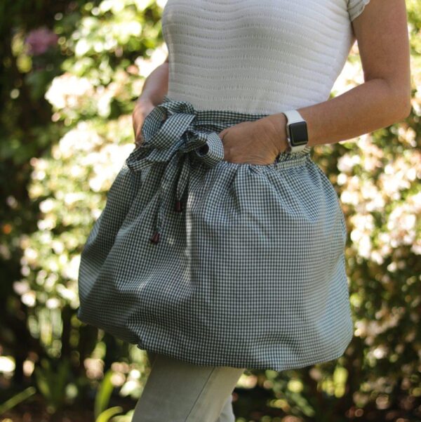 Showing off the poofy pocket of the gathering apron.